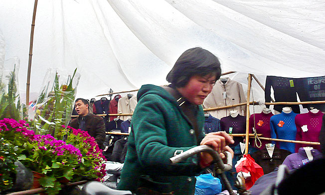 P1380790卖的女人和卖衣服的男人.jpg