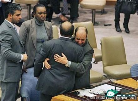 安理会一致通过制裁卡杂费的决议,两名利比亚代表相拥而泣.也许你认为他们是背叛者,实在作秀,但我可以体会到 ...