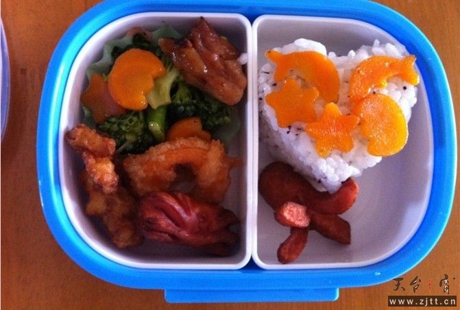 用了专门撒饭里面的“振りかけ”，紫菜芝麻味的心形饭。小香肠章鱼小香肠螃蟹，炸鸡肉，绿花菜。还有百用不 ...