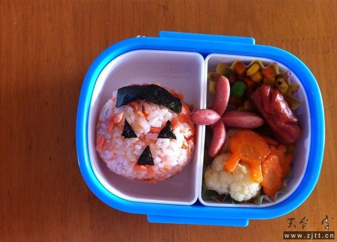 烤三文鱼弄碎拌在饭里揉成团。