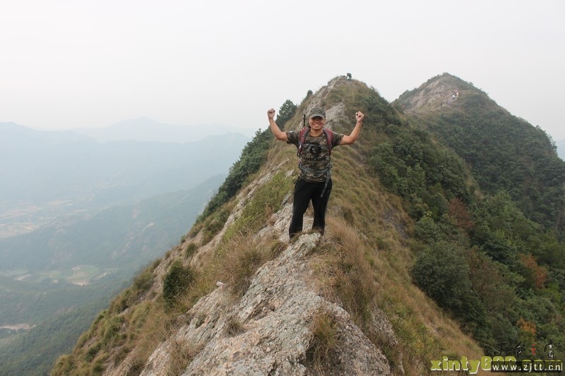 11.10.29  天台、三门、临海三地驴友60余人同游三门的隐龙山 和木勺沙滩2.jpg