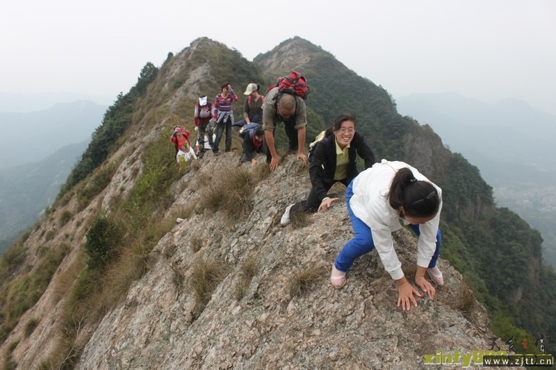 11.10.29  天台、三门、临海三地驴友60余人同游三门的隐龙山 和木勺沙滩7.jpg