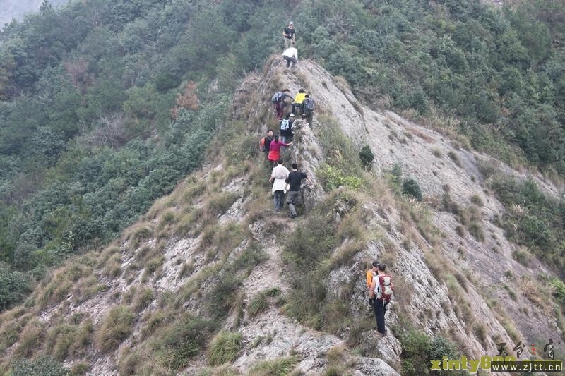 11.10.29  天台、三门、临海三地驴友60余人同游三门的隐龙山 和木勺沙滩.jpg