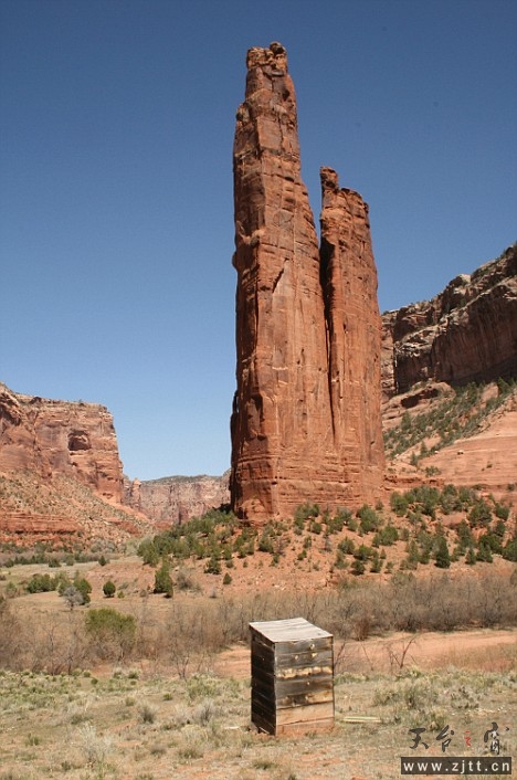 大峡谷（Canton de Chelly）地区800英尺高的蜘蛛石（Spider Rock）所在地的木制厕所.jpg