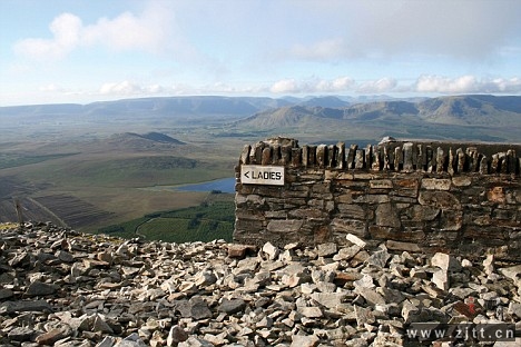 克罗帕特里克山峰（Croagh Patrick）上的厕所。.jpg