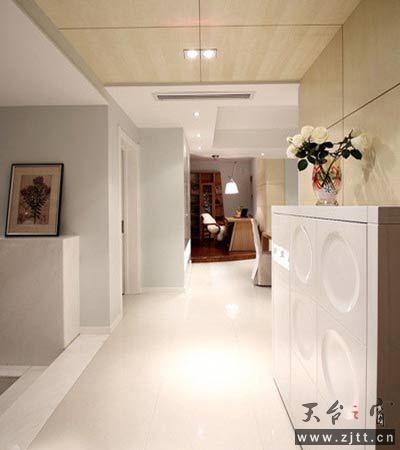 门口一圈的照片over啦~~这是过道，通向客厅。