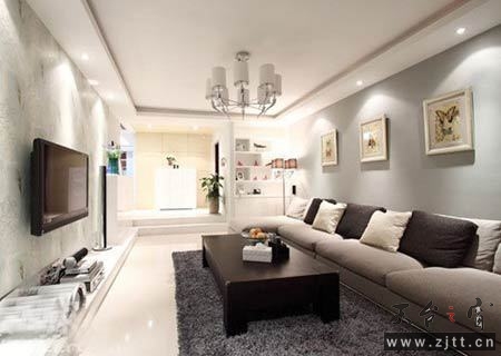 客厅的背景墙上的墙纸是设计师推荐买的，搭配很漂亮吧。