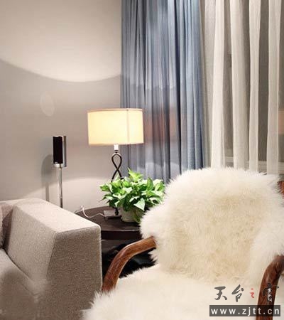 窗帘是在四季青窗帘城的雅兰布艺买的，是设计师挑的布料，做好价格在4000左右（包括纱）。