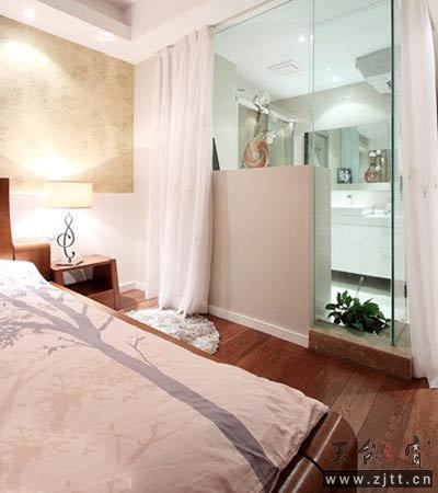 大床花了7900，业主对这床是一见钟情，实木的，那两块大大的靠背太舒服了。哈哈