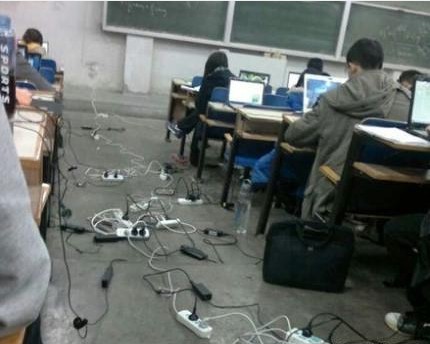 壮观的自习室，插座表示压力很大