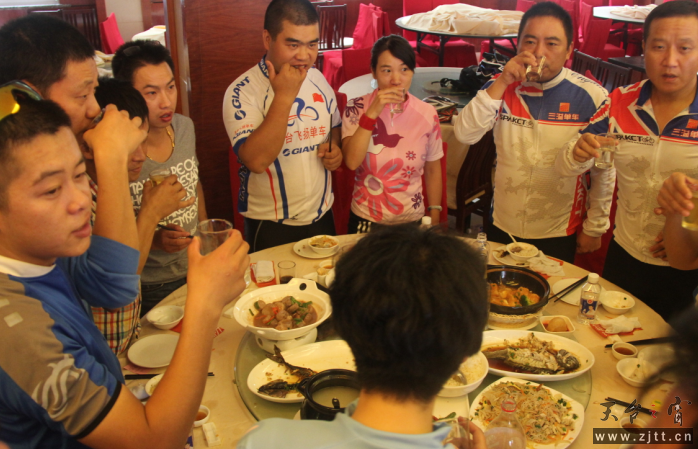 我在干什么？看大家举杯高歌吧.png
