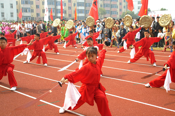 天台县学校"生态德育"工程启动仪式暨少年先锋队成立55周年少先队大检阅