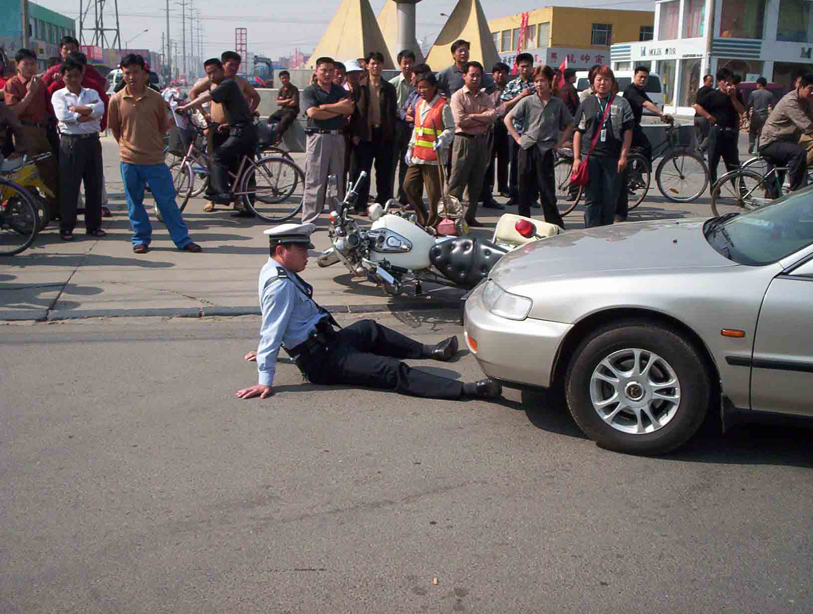 [讨论]再近流行成"疯"的警察用数码拍违章摩托车.........