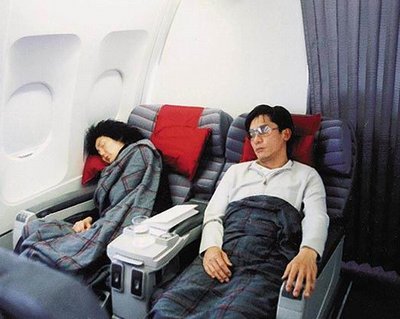[贴图]在飞机上冒死偷拍两大明星的性感睡姿！真实无价！[图]