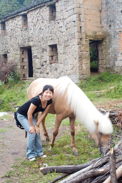 这匹马有着与我一样的发型。