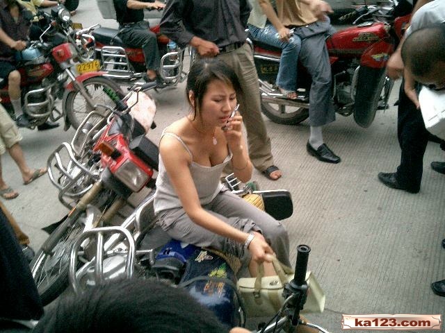 性感美女出车祸就很惨了还被偷拍！？