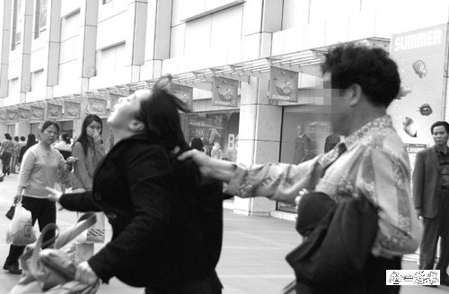 男便衣抓女小偷实拍