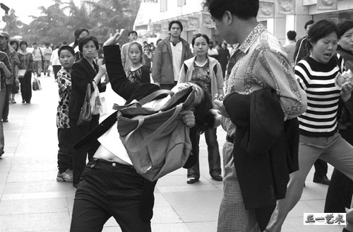 男便衣抓女小偷实拍