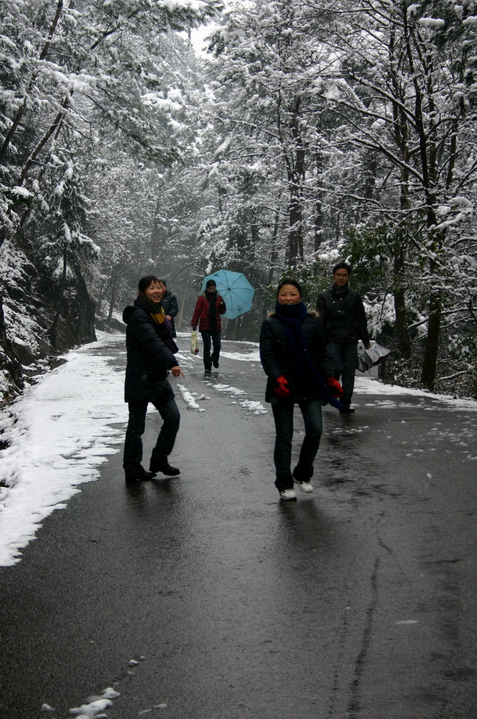 玩雪的小姑娘们