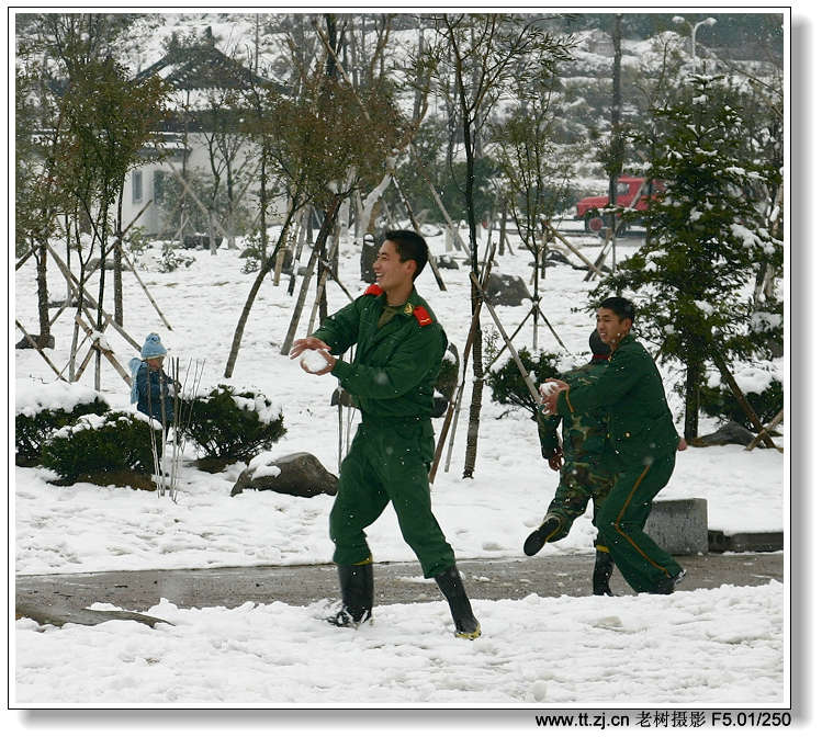 大雪后嬉戏的人们