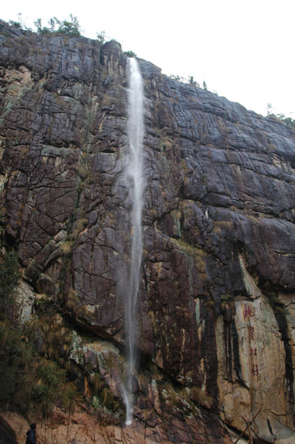 天台龙穿峡近日开始放水－景区马上对外开放