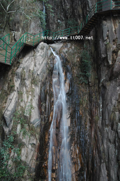 天台龙穿峡近日开始放水－景区马上对外开放