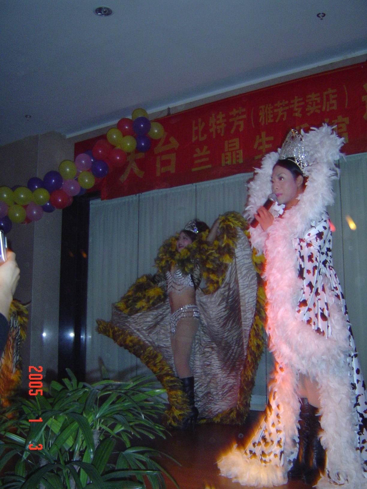 美丽、性感的泰国”小姐”在天台