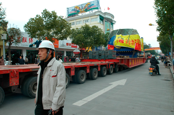 工人路上来了大家伙