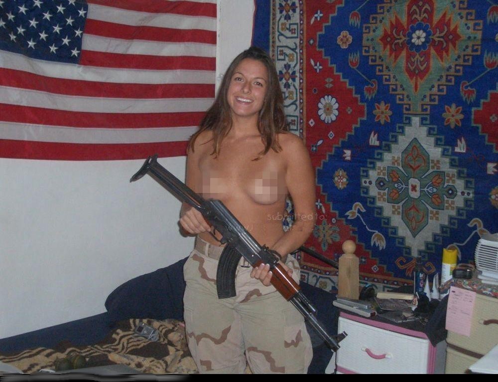 美国女兵在伊拉克岂止虐浮啊，疯狂的欲望无处发泄～～～这样看来什么事都能干出来