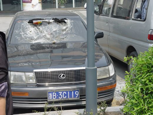 ~~~在抗日浪潮中被砸坏的车`````