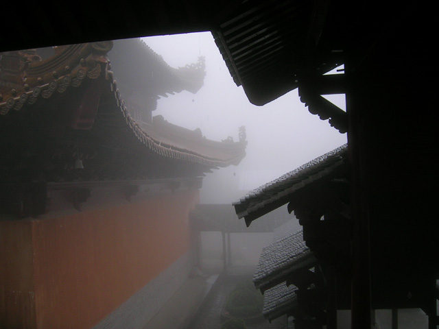 浓雾中的华顶讲寺