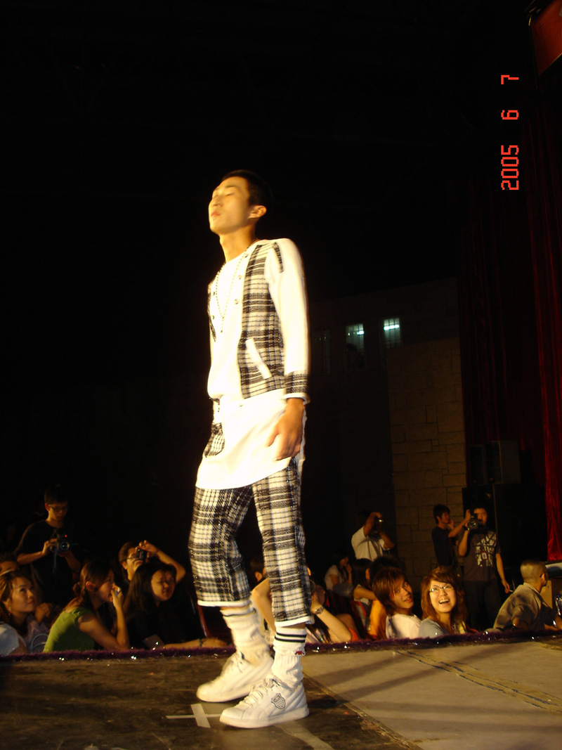 ~~~我们学校01届的服装SHOW（叶老师请进）~~~