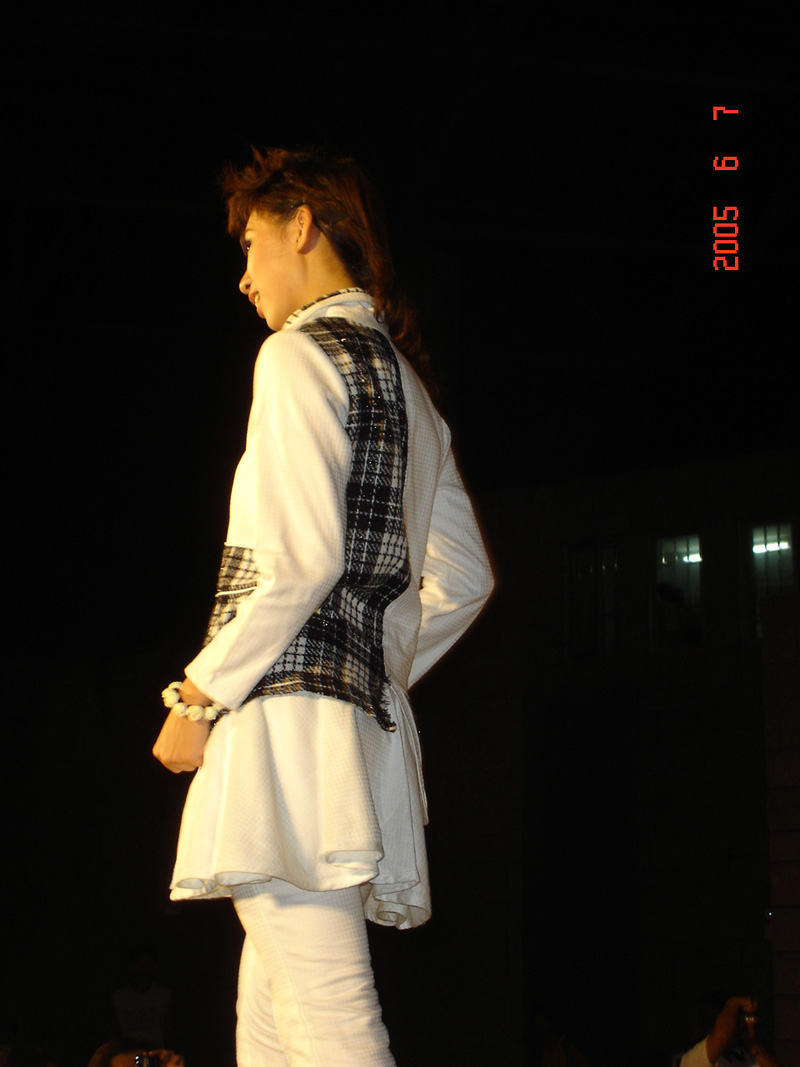 ~~~我们学校01届的服装SHOW（叶老师请进）~~~