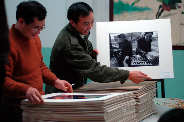 走进街头，送片下乡。--“亲近街头”摄影展