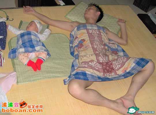 爸爸和女儿，在床上........