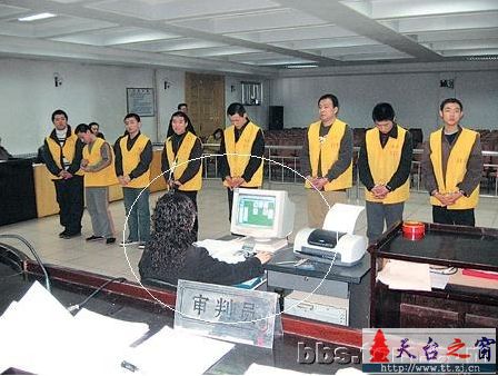 记者偷拍庭审现场惊人一幕
