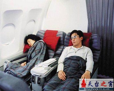 [贴图]在飞机上冒死偷拍两大明星的性感睡姿！真实无价！[图]
