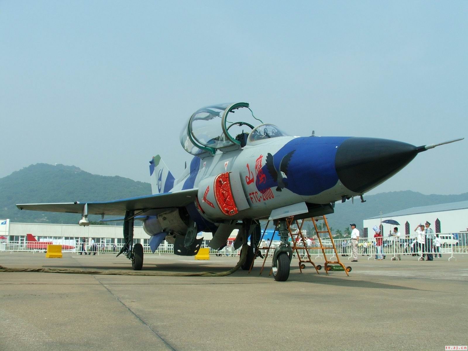 飞机也能推着走－－－－之国产山鹰教练机