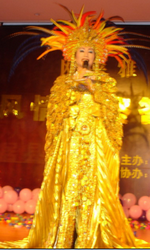 我办活动时邀请的人妖（注：此人为2004年度泰国华语总冠军）
