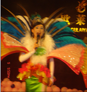 我办活动时邀请的人妖（注：此人为2004年度泰国华语总冠军）