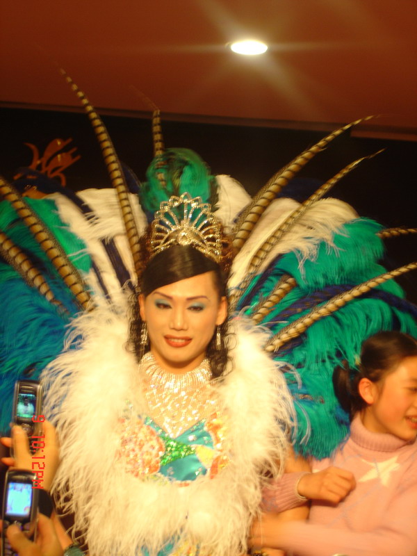 我办活动时邀请的人妖（注：此人为2004年度泰国华语总冠军）