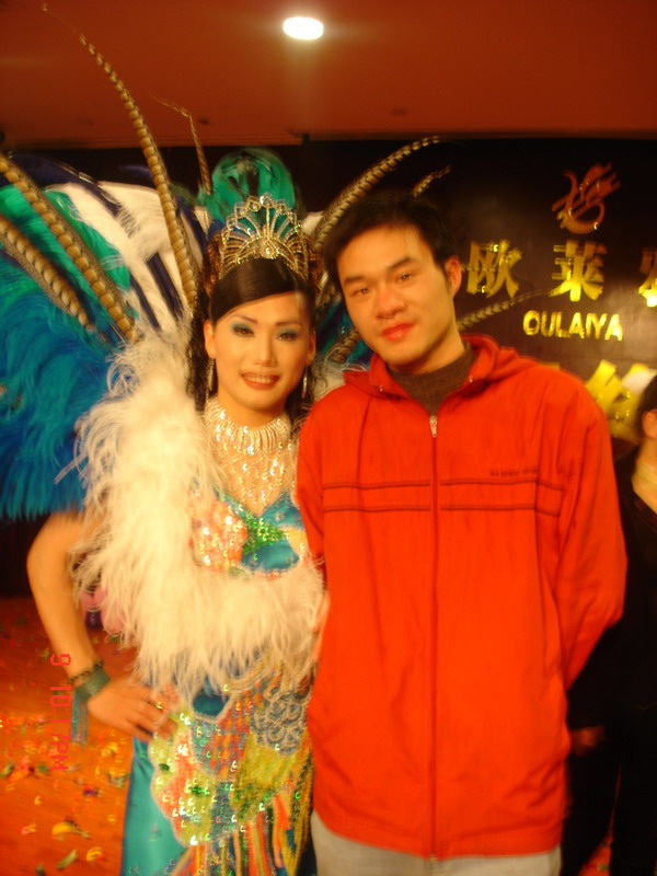 我办活动时邀请的人妖（注：此人为2004年度泰国华语总冠军）