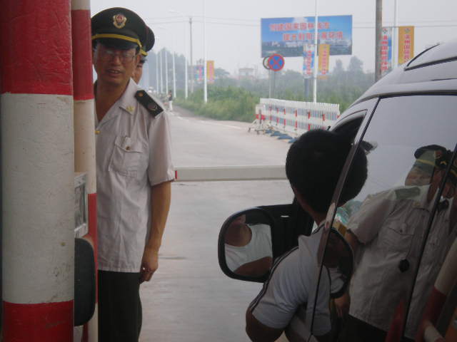 中国最牛司机如何过收费站(图）