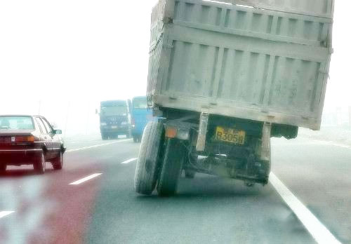 高速公路实拍:这车来了,那有车不让的!