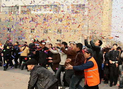 酒楼庆典用礼炮打现金引发400人哄抢