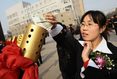 酒楼庆典用礼炮打现金引发400人哄抢