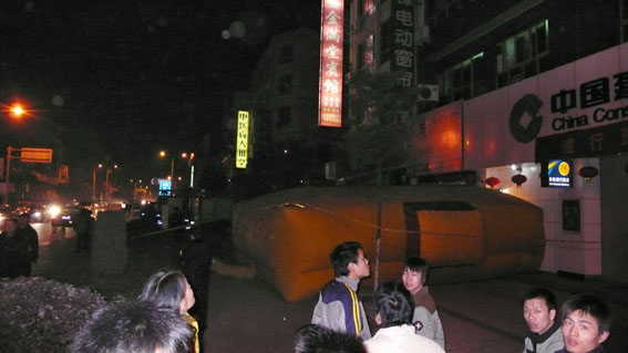 年轻少女欲跳楼！消防公安共营救！