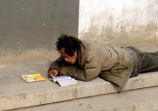 史上最用功的乞丐 看他看的是啥书