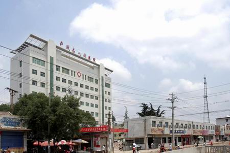 河南卢氏县委土坯房中办公50年 用钱改善民生