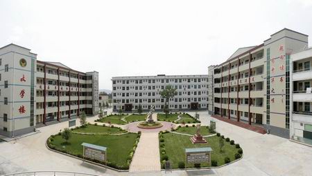 河南卢氏县委土坯房中办公50年 用钱改善民生